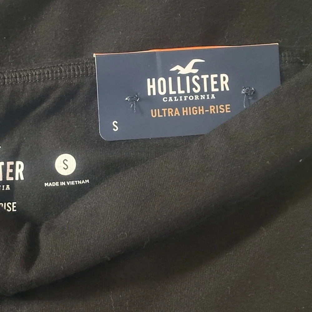 Hollister Ultra High-Rise Black Leggings - Picture 4 of 4